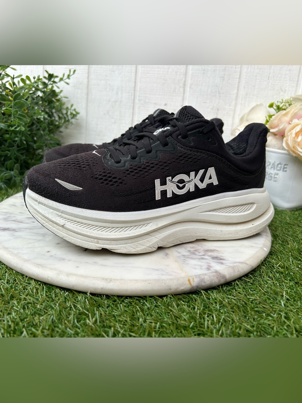 HOKA women EVERYDAY RUNNING
Bondi 9 BLACK/WHITE size  8 preowned 
$ 175 - Picture 10 of 15